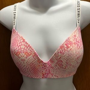 Victoria’s Secret t-shirt lightly lined wireless